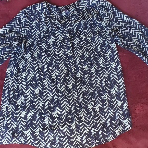 NYJD 3/4-Sleeve Printed Pleated-Back Blouse, Feather Chevron - Picture 3 of 6